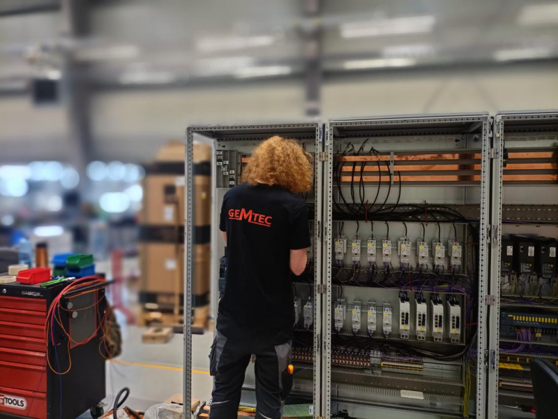 GEMTEC Ausgebildeter Mechatroniker bei der Arbeit an einem Schaltschrank
